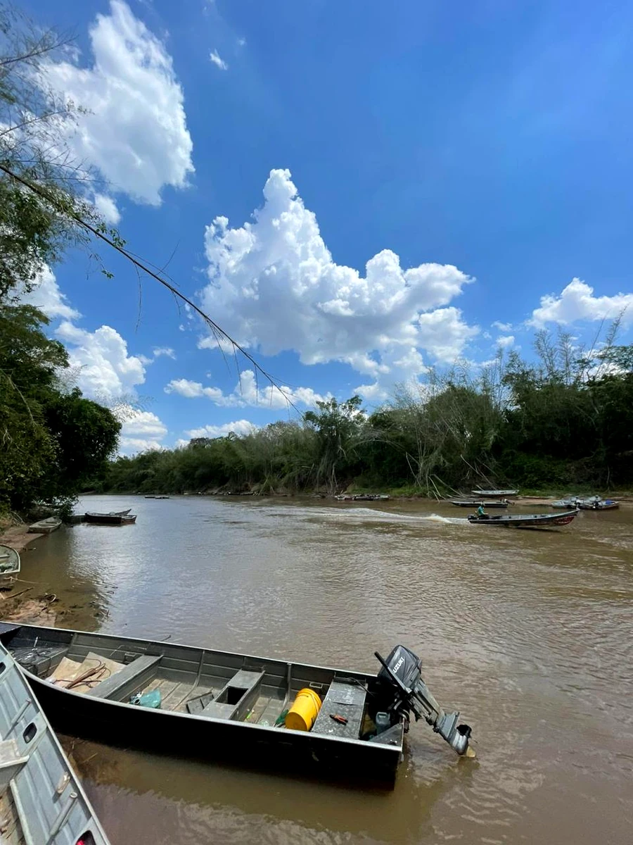 Barcos no Rio Miranda junto ao acesso próximo do loteamento