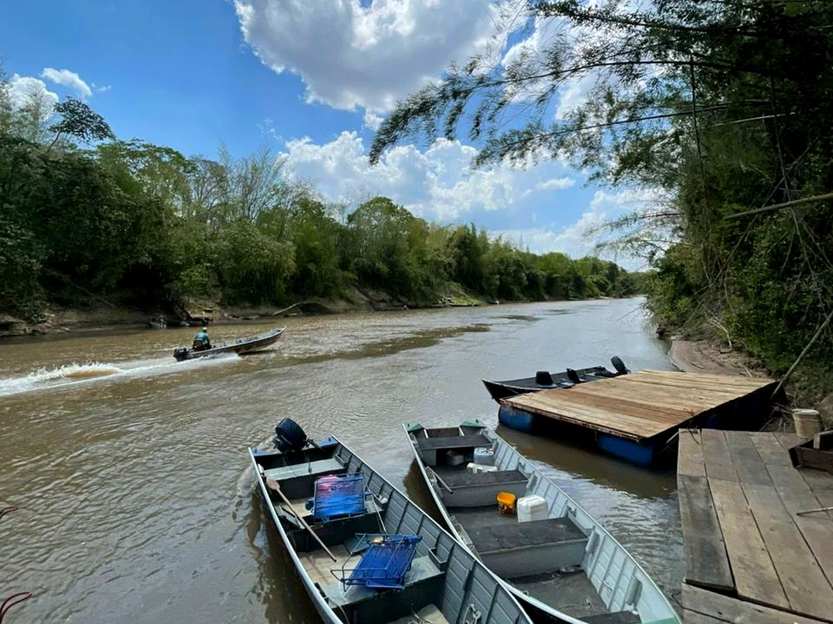Rio Miranda, barcos e deck de acesso do Pira Kuá