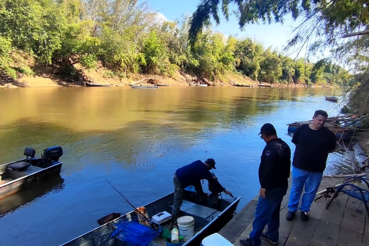 Rio Miranda e barcos próximos ao Pira Kuá